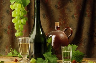 Британские ученые выяснили, что водка менее губительна, чем вино