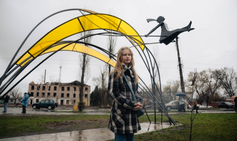 У річницю повного звільнення Київщини у Бородянці відкрили скульптуру «Дівчинка під сонцем»